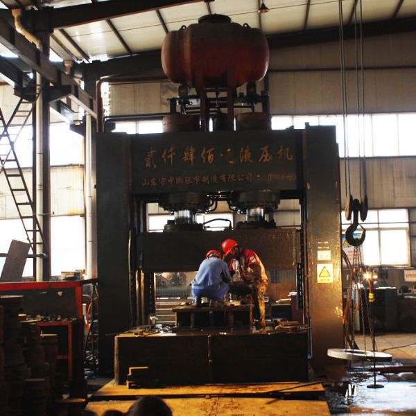 貳仟肆佰噸壓力機(jī)